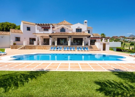 MANSION WITH LARGE GARDEN FOR SALE IN ESTEPONA EAST