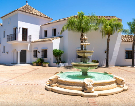 Villa for sale in Cancelada, Estepona East