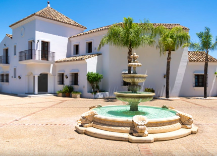 MANSION WITH LARGE GARDEN FOR SALE IN ESTEPONA EAST