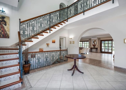 MANSION WITH LARGE GARDEN FOR SALE IN ESTEPONA EAST