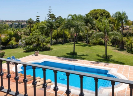 MANSION WITH LARGE GARDEN FOR SALE IN ESTEPONA EAST