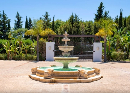 MANSION WITH LARGE GARDEN FOR SALE IN ESTEPONA EAST