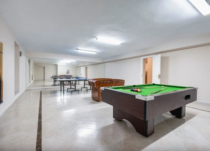 MANSION WITH LARGE GARDEN FOR SALE IN ESTEPONA EAST