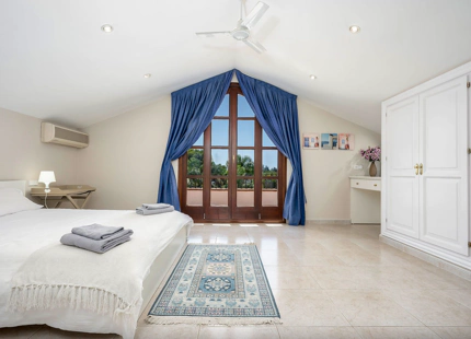 MANSION WITH LARGE GARDEN FOR SALE IN ESTEPONA EAST