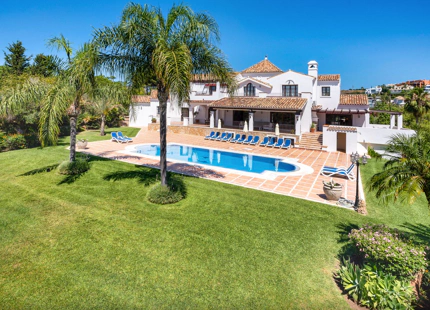 MANSION WITH LARGE GARDEN FOR SALE IN ESTEPONA EAST