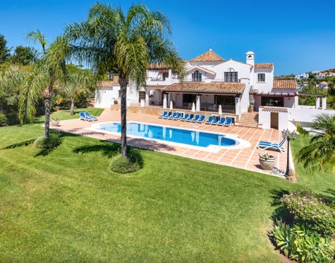MANSIÓN CON GRAN JARDÍN EN VENTA EN ESTEPONA ESTE