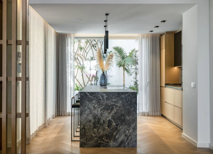 CASA ADOSADA RENOVADA CON GIMNASIO Y CINE EN VENTA EN CLUB SIERRA, MARBELLA