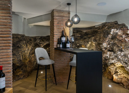 CASA ADOSADA RENOVADA CON GIMNASIO Y CINE EN VENTA EN CLUB SIERRA, MARBELLA