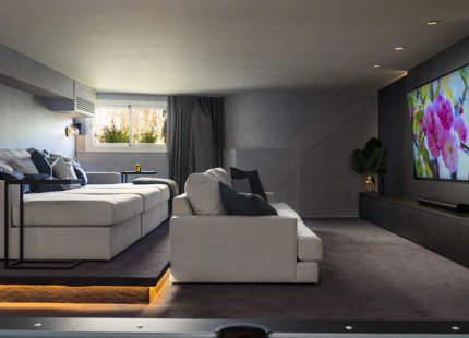 CASA ADOSADA RENOVADA CON GIMNASIO Y CINE EN VENTA EN CLUB SIERRA, MARBELLA