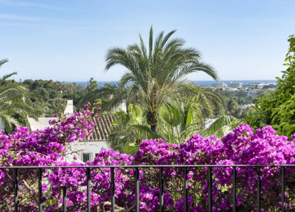 CASA ADOSADA RENOVADA CON GIMNASIO Y CINE EN VENTA EN CLUB SIERRA, MARBELLA