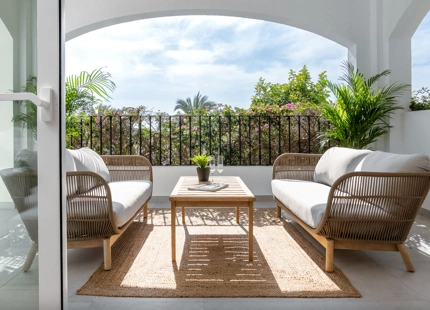 CASA ADOSADA RENOVADA CON GIMNASIO Y CINE EN VENTA EN CLUB SIERRA, MARBELLA
