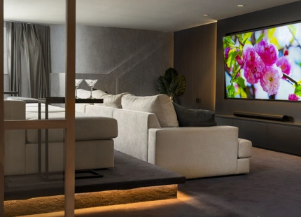 CASA ADOSADA RENOVADA CON GIMNASIO Y CINE EN VENTA EN CLUB SIERRA, MARBELLA