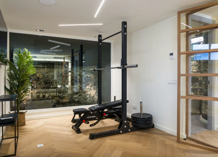CASA ADOSADA RENOVADA CON GIMNASIO Y CINE EN VENTA EN CLUB SIERRA, MARBELLA