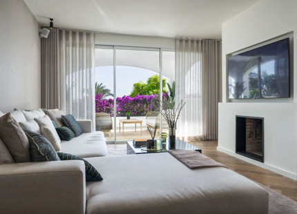 CASA ADOSADA RENOVADA CON GIMNASIO Y CINE EN VENTA EN CLUB SIERRA, MARBELLA