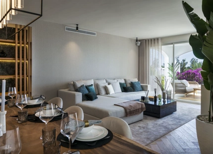 CASA ADOSADA RENOVADA CON GIMNASIO Y CINE EN VENTA EN CLUB SIERRA, MARBELLA
