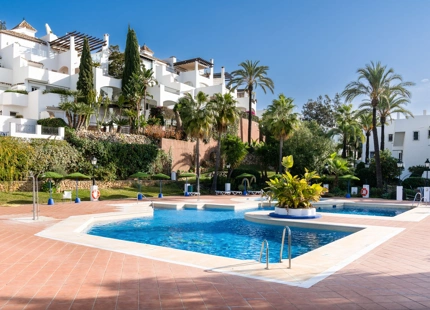 CASA ADOSADA RENOVADA CON GIMNASIO Y CINE EN VENTA EN CLUB SIERRA, MARBELLA
