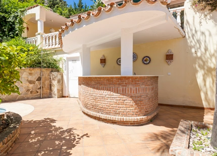 ENCANTADORA VILLA TRADICIONAL EN VENTA EN NUEVA ANDALUCÍA