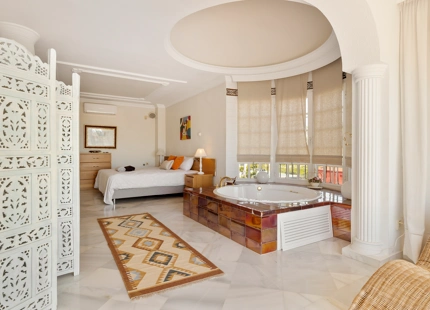 ENCANTADORA VILLA TRADICIONAL EN VENTA EN NUEVA ANDALUCÍA