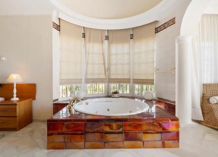 ENCANTADORA VILLA TRADICIONAL EN VENTA EN NUEVA ANDALUCÍA