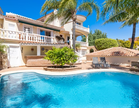 ENCANTADORA VILLA TRADICIONAL EN VENTA EN NUEVA ANDALUCÍA