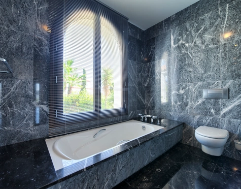 Villa en venta en Los Flamingos Golf, Benahavis