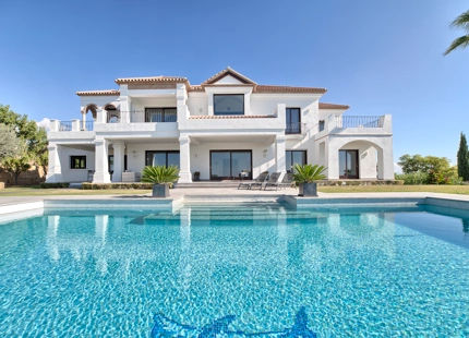 STUNNING VILLA WITH PANORAMIC VIEWS FOR SALE IN LOS FLAMINGOS GOLF, BENAHAVIS