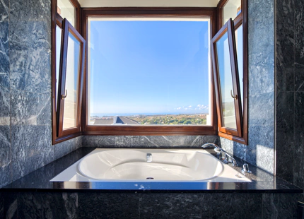 STUNNING VILLA WITH PANORAMIC VIEWS FOR SALE IN LOS FLAMINGOS GOLF, BENAHAVIS
