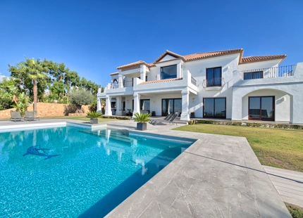 STUNNING VILLA WITH PANORAMIC VIEWS FOR SALE IN LOS FLAMINGOS GOLF, BENAHAVIS