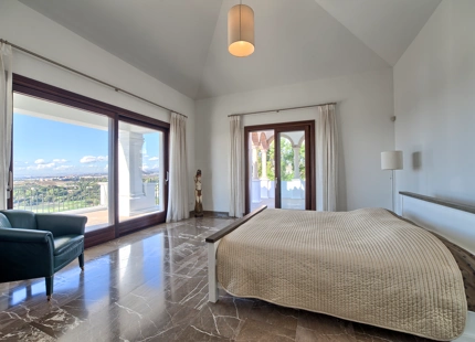 STUNNING VILLA WITH PANORAMIC VIEWS FOR SALE IN LOS FLAMINGOS GOLF, BENAHAVIS