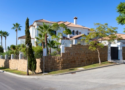 STUNNING VILLA WITH PANORAMIC VIEWS FOR SALE IN LOS FLAMINGOS GOLF, BENAHAVIS