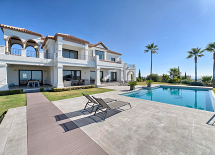 STUNNING VILLA WITH PANORAMIC VIEWS FOR SALE IN LOS FLAMINGOS GOLF, BENAHAVIS