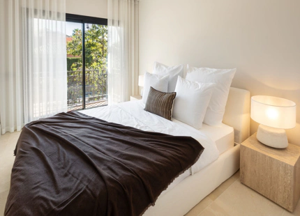 ACOGEDORA CASA ADOSADA EN ALTOS DE PUENTE ROMANO, MARBELLA