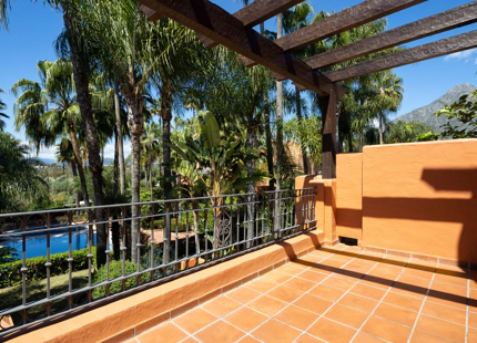 ACOGEDORA CASA ADOSADA EN ALTOS DE PUENTE ROMANO, MARBELLA