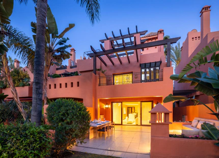 ACOGEDORA CASA ADOSADA EN ALTOS DE PUENTE ROMANO, MARBELLA