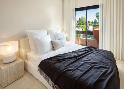 ACOGEDORA CASA ADOSADA EN ALTOS DE PUENTE ROMANO, MARBELLA