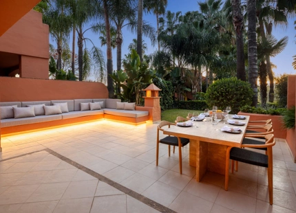 ACOGEDORA CASA ADOSADA EN ALTOS DE PUENTE ROMANO, MARBELLA