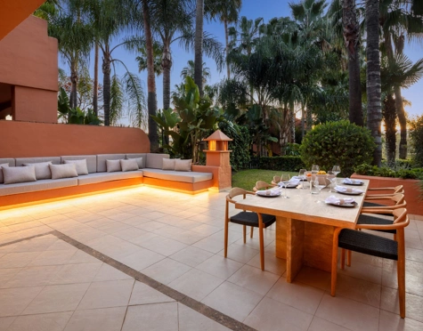 ACOGEDORA CASA ADOSADA EN ALTOS DE PUENTE ROMANO, MARBELLA