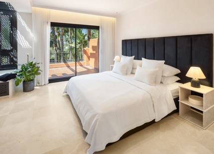 ACOGEDORA CASA ADOSADA EN ALTOS DE PUENTE ROMANO, MARBELLA