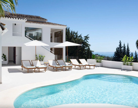 LUMINOSA VILLA REFORMADA EN VENTA EN EL ROSARIO, MARBELLA ESTE