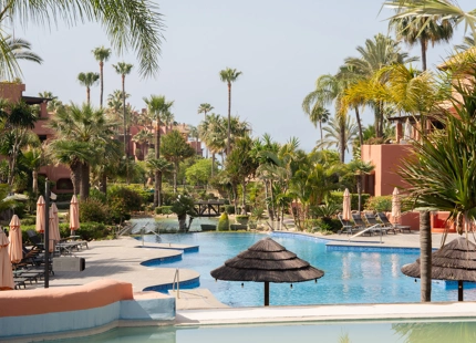 LUJOSO APARTAMENTO EN PRIMERA LINEA DE PLAYA EN VENTA EN ESTEPONA
