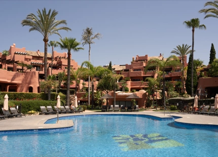 LUJOSO APARTAMENTO EN PRIMERA LINEA DE PLAYA EN VENTA EN ESTEPONA