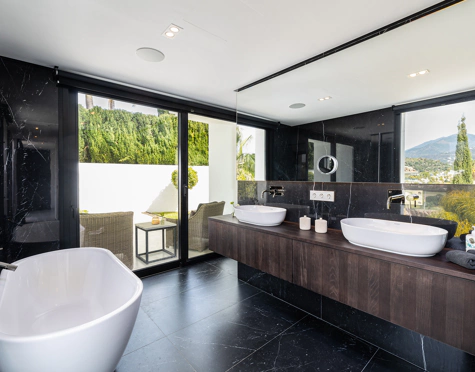 Villa for sale in Los Naranjos Golf, Nueva Andalucia