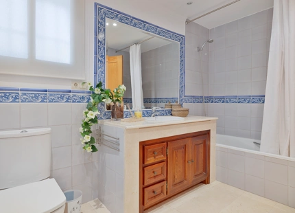 APARTMENT WITH SPACIOUS TERRACE FOR SALE IN SAN PEDRO DE ALCÁNTARA, MARBELLA
