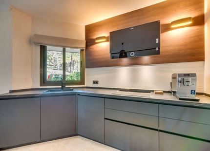 GROUND FLOOR BEACHFRONT APARTMENT FOR SALE IN ELVIRIA, MARBELLA EAST