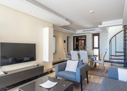 ÁTICO DÚPLEX CON VISTAS AL MAR EN VENTA EN LA NUEVA MILLA DE ORO, ESTEPONA