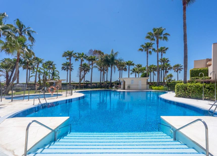 ÁTICO DÚPLEX CON VISTAS AL MAR EN VENTA EN LA NUEVA MILLA DE ORO, ESTEPONA