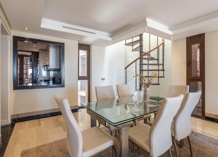 ÁTICO DÚPLEX CON VISTAS AL MAR EN VENTA EN LA NUEVA MILLA DE ORO, ESTEPONA
