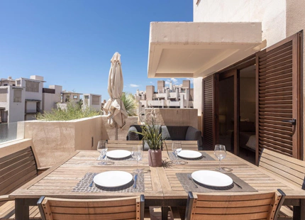 ÁTICO DÚPLEX CON VISTAS AL MAR EN VENTA EN LA NUEVA MILLA DE ORO, ESTEPONA