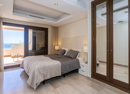 ÁTICO DÚPLEX CON VISTAS AL MAR EN VENTA EN LA NUEVA MILLA DE ORO, ESTEPONA
