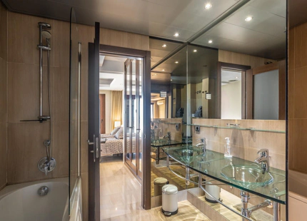 ÁTICO DÚPLEX CON VISTAS AL MAR EN VENTA EN LA NUEVA MILLA DE ORO, ESTEPONA